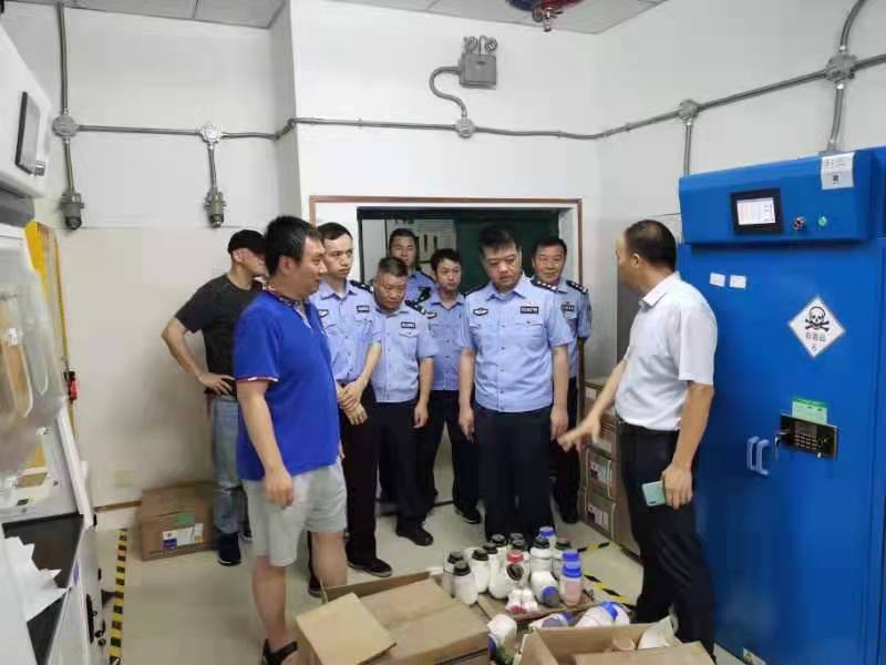 南昌市公安局深入我校开展危化品安全检查