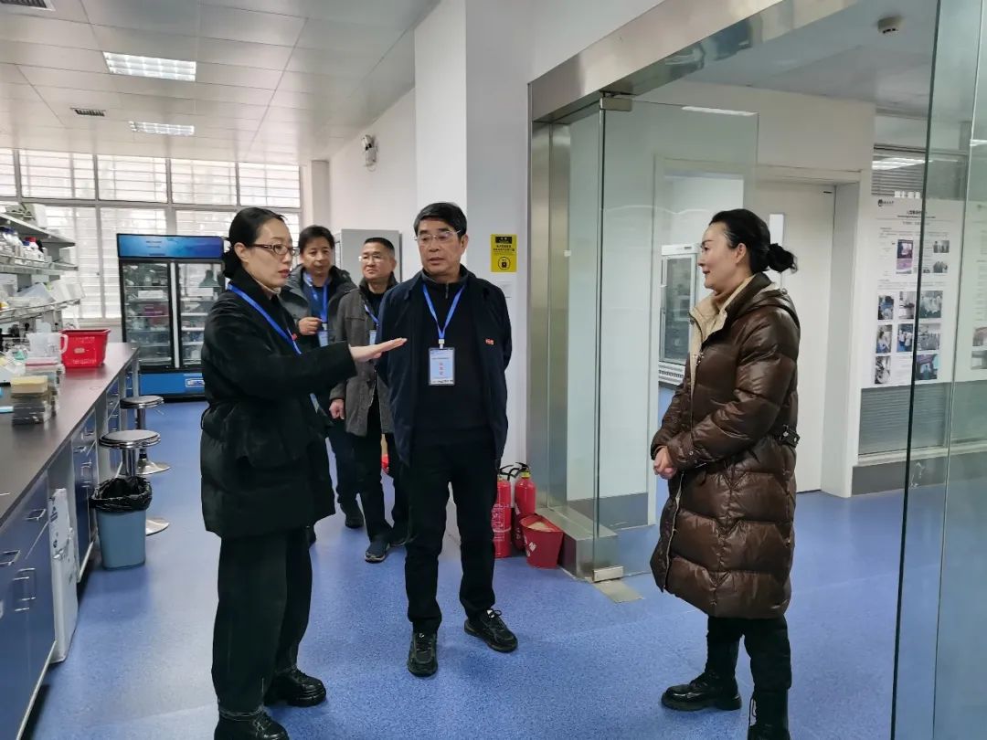 新学期伊始，校领导带队开展实验室安全检查工作