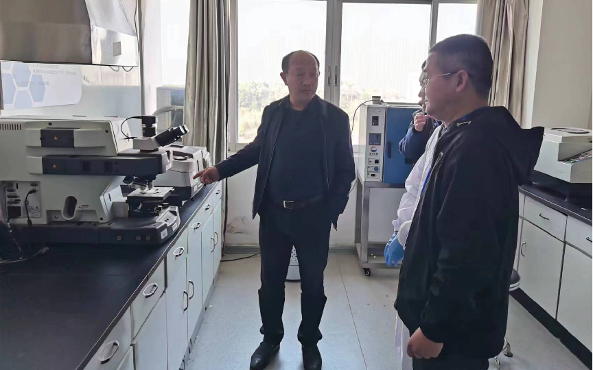 新学期校领导带队开展实验室安全检查